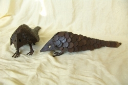 beeld-metalen-van-een-gordeldier-24-cm-lang-armadillo