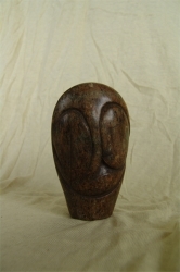 beeld-man-in-face---apart-stenen-beeldje