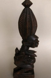 beeld-vrouw-met-kind-op-haar-rug----houten-beeld-55,5-cm-lang