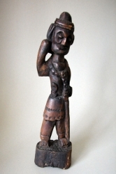beeld-avontuurlijke-man-met-zwaard-houtbeeld