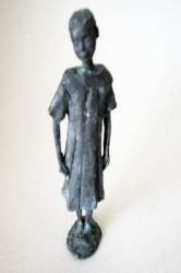 beeld-meisje-met-jurk-brons-beeldje